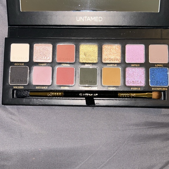 Sigma Untamed Eyeshadow Palette with Dual-Ended Brush - Picture 2 of 9